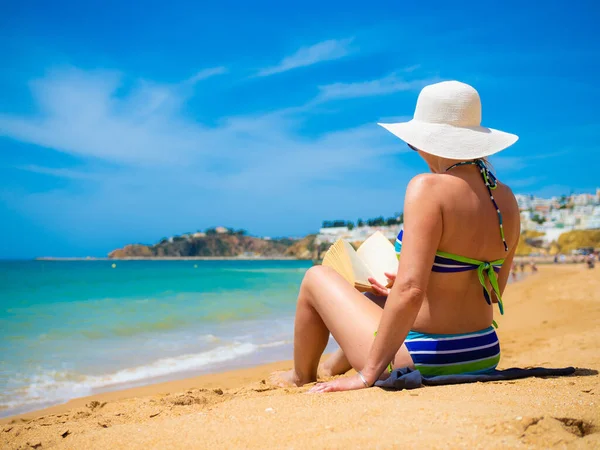 Woman Sitting Beach Reading Book — Stock Photo, Image