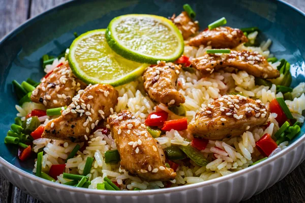 Nuggets Frango Teriyaki Com Arroz Legumes Mesa Madeira — Fotografia de Stock