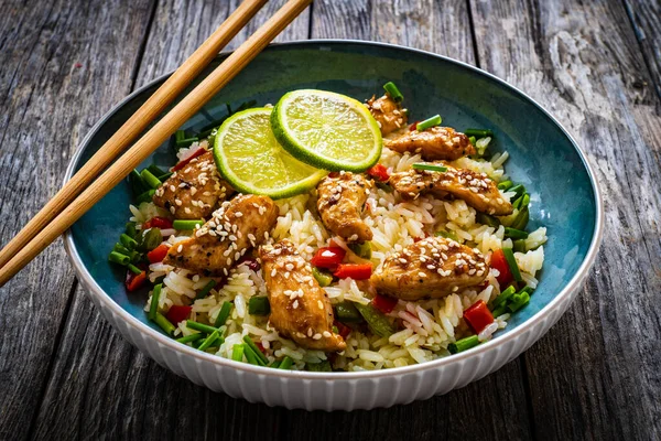 Nuggets Pollo Teriyaki Con Arroz Verduras Mesa Madera — Foto de Stock