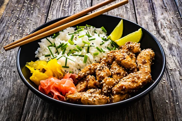 Teriyaki Tavuk Nugget Pirinç Sebzeler Ahşap Masada — Stok fotoğraf