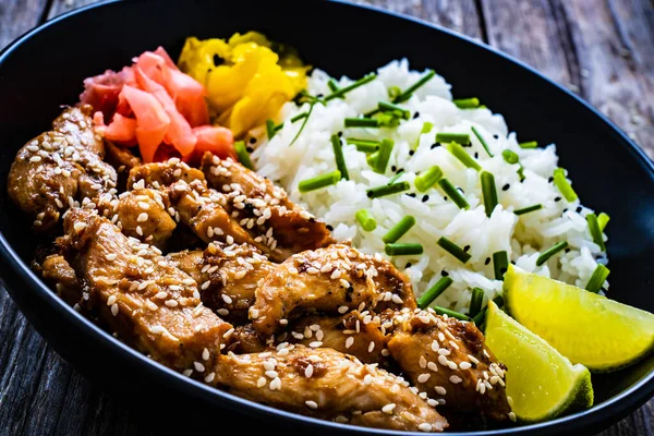 Ayam Teriyaki Nugget Dengan Nasi Dan Sayuran Atas Meja Kayu — Stok Foto