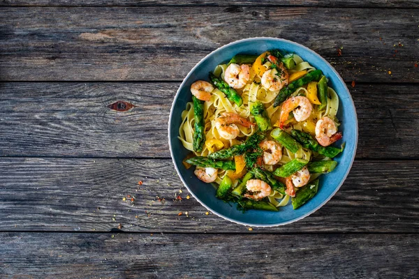 Tagliatelle Com Camarões Espargos Mesa Madeira — Fotografia de Stock