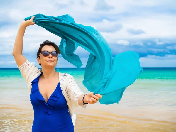 Middle Aged Woman Walking Beach — Stock Photo, Image