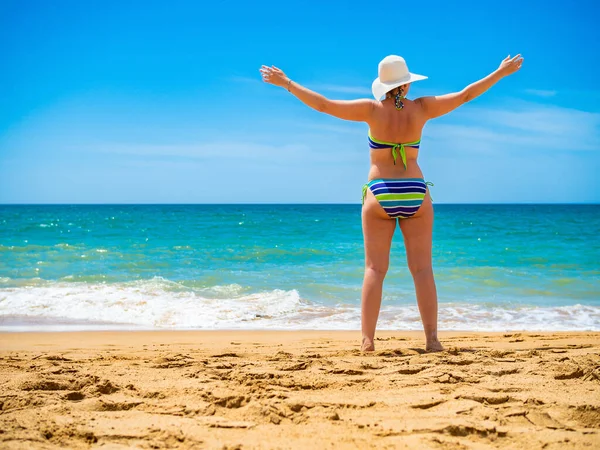 Donna Che Cammina Sulla Spiaggia Soleggiata — Foto Stock