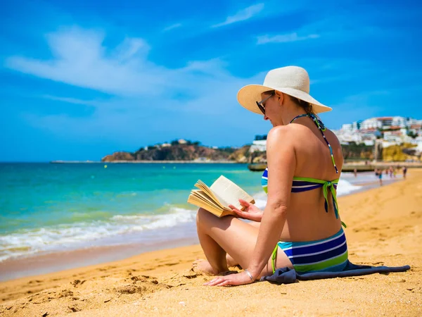 Femme Assise Sur Plage Albufeira Portugal Livre Lecture — Photo