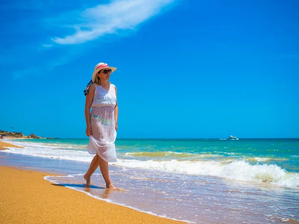 Femme Marchant Sur Plage Ensoleillée — Photo