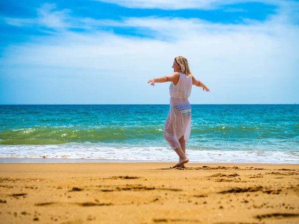 Женщина Гуляет Солнечному Пляжу — стоковое фото
