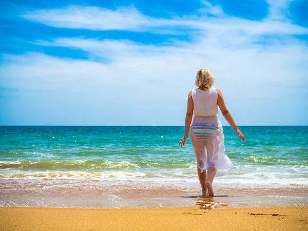 Mujer Caminando Playa Soleada —  Fotos de Stock