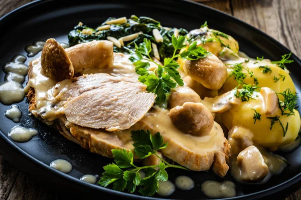 Geroosterde Varkensham Champignonsaus Met Gekookte Aardappelen Gekookte Spinazie Houten Tafel — Stockfoto