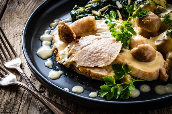 Geroosterde Varkensham Champignonsaus Met Gekookte Aardappelen Gekookte Spinazie Houten Tafel — Stockfoto