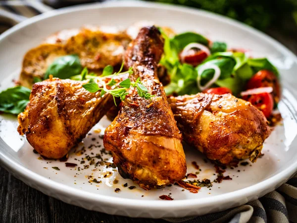 Frittelle Pollo Alla Griglia Con Patate Fritte Lattuga Mini Pomodori — Foto Stock