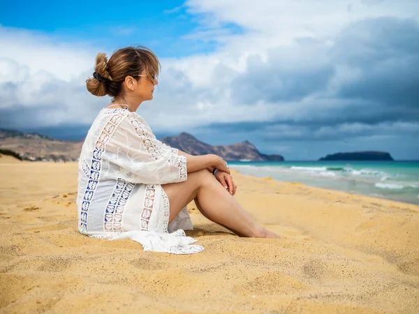 Donna Mezza Età Seduta Sulla Spiaggia — Foto Stock