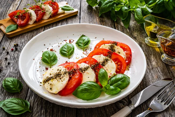 Σαλάτα Caprese Στο Ξύλινο Τραπέζι — Φωτογραφία Αρχείου