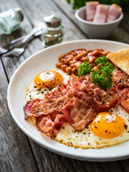 英式早餐 烤面包 阳光灿烂的鸡蛋 酱豆和放在木制桌子上的炸西红柿 — 图库照片
