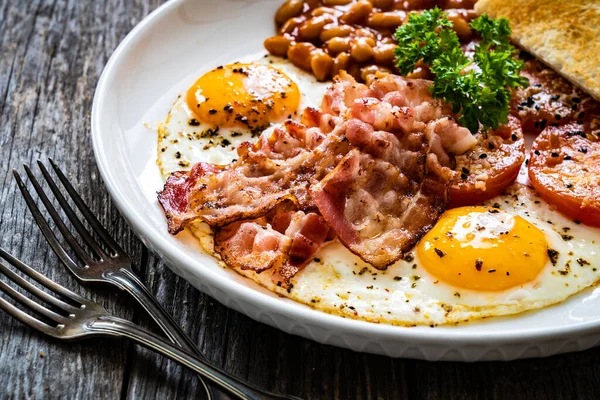Engelsk Frukost Rostat Bröd Soliga Ägg Bacon Bönor Sås Och — Stockfoto