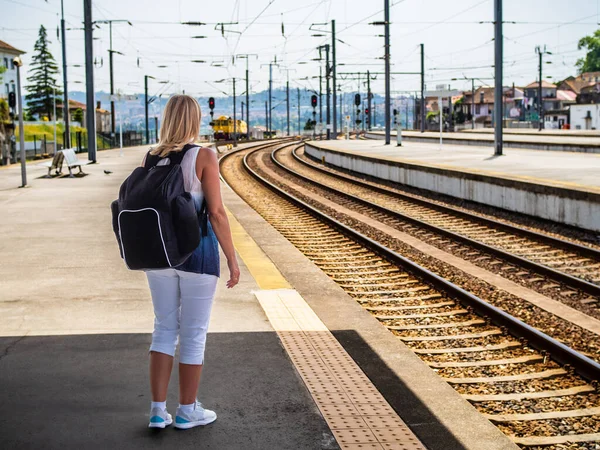 Vacker Kvinna Står Plattformen Porto Tågstation — Stockfoto