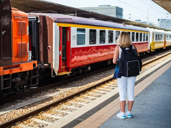 Schöne Frau Steht Auf Bahnsteig Bahnhof Von Porto — Stockfoto