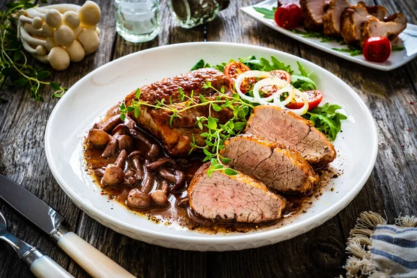 Lomo Cerdo Asado Con Champiñones Shimeji Salsa Tomillo Fresco Verduras —  Fotos de Stock