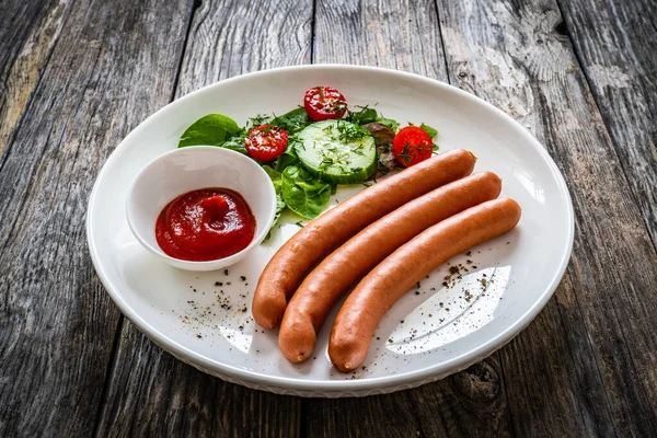 Desayuno Salchichas Hervidas Pan Verduras Frescas Servidas Sobre Una Mesa — Foto de Stock