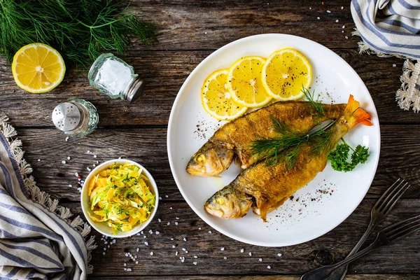 Fried Perch Lemon Salad Served Wooden Table — ストック写真