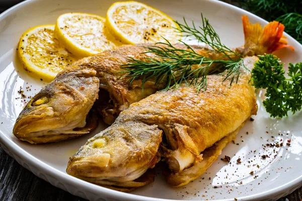 Fried Perch Lemon Salad Served Wooden Table — Stock Photo, Image