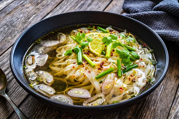 Sopa Pho Sopa Vietnamita Sobre Mesa Madera —  Fotos de Stock