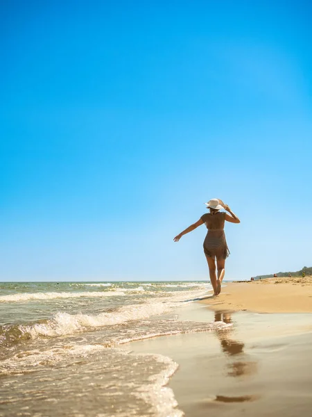 Mulher Andando Praia Ensolarada — Fotografia de Stock