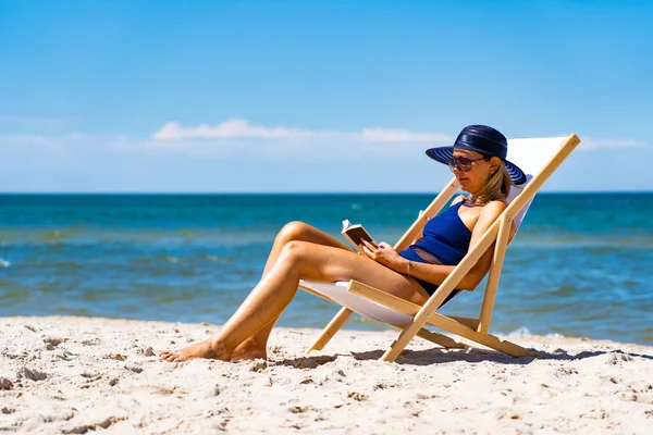 Woman Relaxing Beach Reading Book Sitting Sunbed — Stock Photo, Image