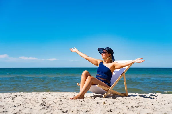 Donna Che Rilassa Sulla Spiaggia Seduta Sul Lettino — Foto Stock