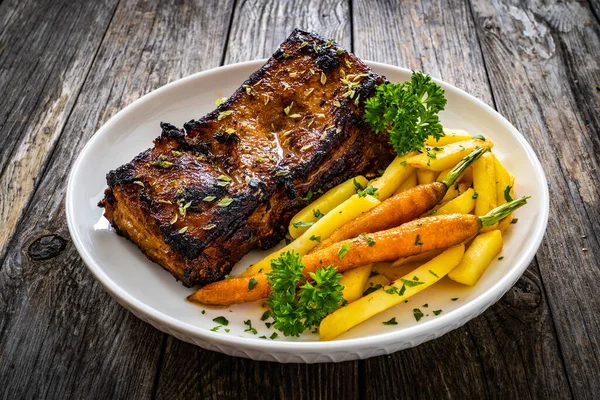 Sabrosas Costillas Parrilla Con Papas Fritas Zanahorias Caramelizadas Mesa Madera —  Fotos de Stock