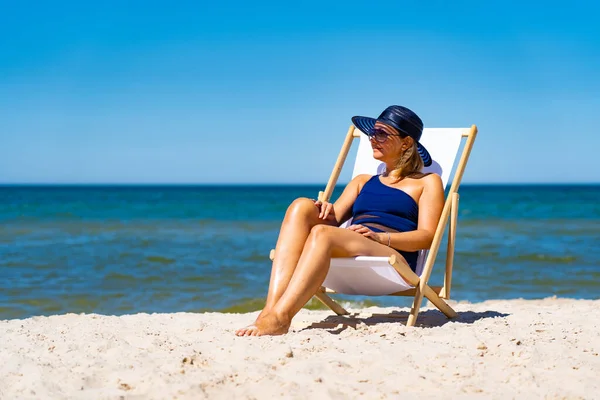 Mujer Relajante Playa Sentada Tumbona —  Fotos de Stock