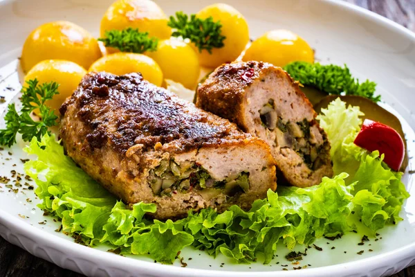 Carne Picada Porco Recheada Com Cogumelos Batatas Verduras Mesa Madeira — Fotografia de Stock