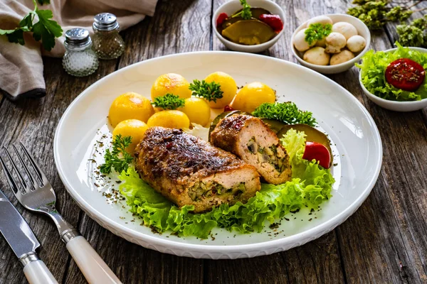 Carne Picada Porco Recheada Com Cogumelos Batatas Verduras Mesa Madeira — Fotografia de Stock