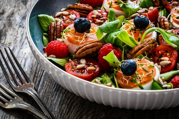 Frischer Salat Ziegenkäse Himbeeren Blaubeeren Pekannüsse Kirschtomaten Eingelegter Radieschen Und lizenzfreie Stockbilder