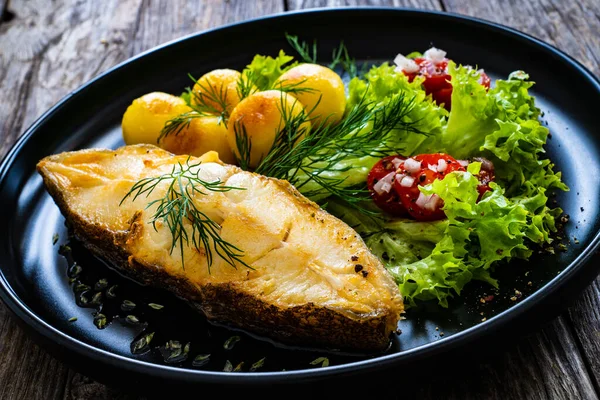 Balık Tabağı Kızarmış Patates Kiraz Domatesleri Ahşap Masada Yapraklı Yeşillikler — Stok fotoğraf