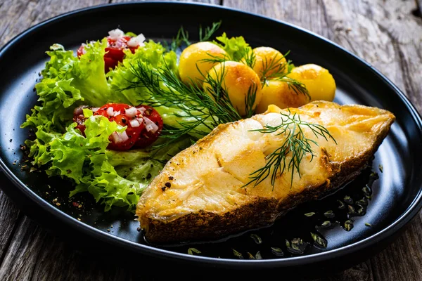 Balık Tabağı Kızarmış Patates Kiraz Domatesleri Ahşap Masada Yapraklı Yeşillikler — Stok fotoğraf