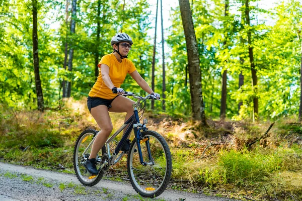 Kvinna Ridning Cykel Skogen — Stockfoto