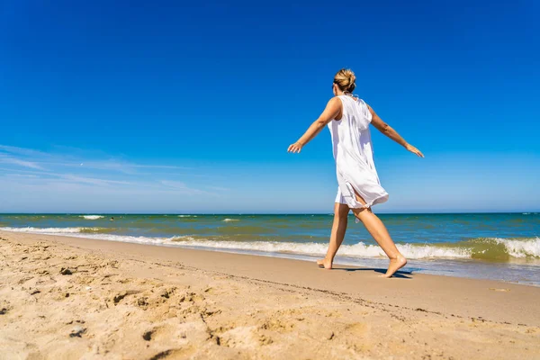 Donna Che Cammina Sulla Spiaggia Soleggiata — Foto Stock