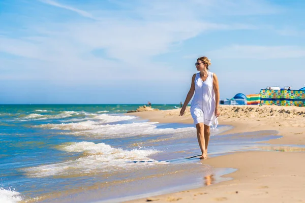 Donna Che Cammina Sulla Spiaggia Soleggiata — Foto Stock