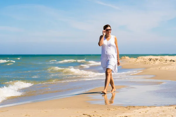 Donna Che Cammina Sulla Spiaggia Soleggiata — Foto Stock