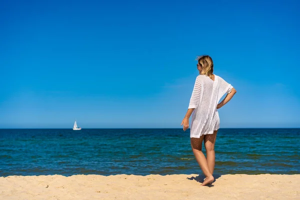 Жінка Ходить Сонячному Пляжі — стокове фото
