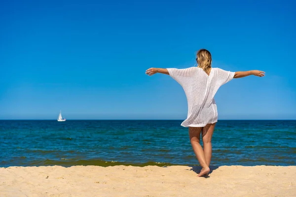 Donna Che Cammina Sulla Spiaggia Soleggiata — Foto Stock