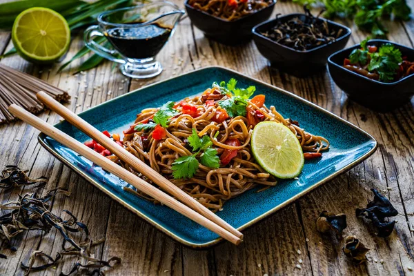 Asian Food Soba Noodles Stir Fried Vegetables Soy Sauce Mushrooms — Stockfoto