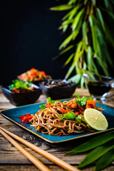 Asya Yemekleri Soba Erişteleri Kızarmış Sebzeler Soya Sosu Mantarlar Ahşap — Stok fotoğraf