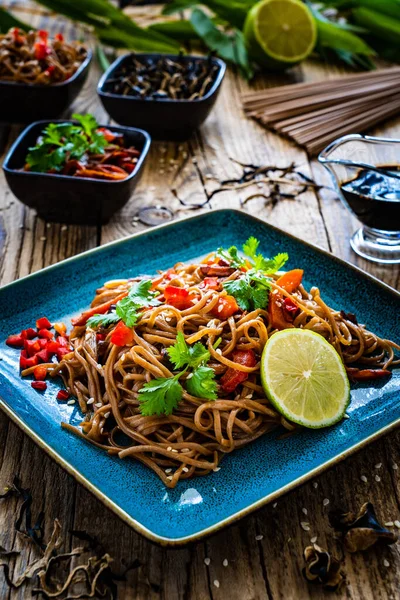 Asian Food Soba Noodles Stir Fried Vegetables Soy Sauce Mushrooms —  Fotos de Stock