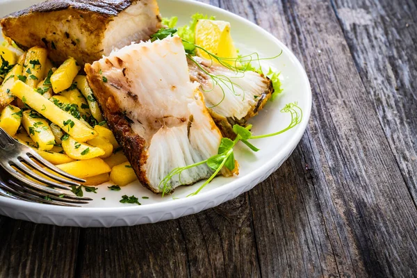 Fischgericht Gebratener Heilbutt Mit Pommes Und Zitrone Auf Holztisch — Stockfoto