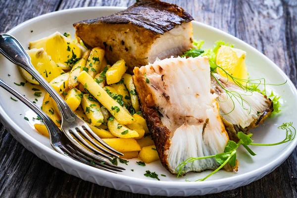 Fischgericht Gebratener Heilbutt Mit Pommes Und Zitrone Auf Holztisch — Stockfoto