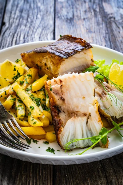 Fish Dish Fried Halibut French Fries Lemon Wooden Table — Stockfoto