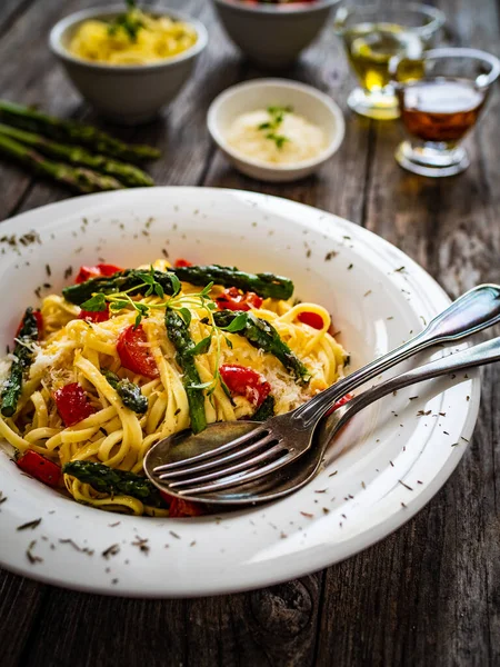 Pasta Asparagus Parmesan Tomatoes Wooden Table — Zdjęcie stockowe