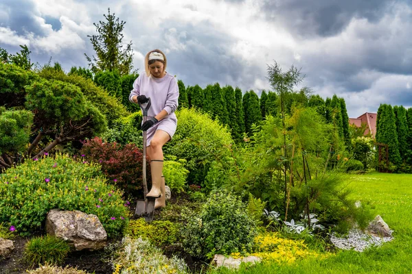 Gartenarbeit Frau Arbeitet Garten — Stockfoto